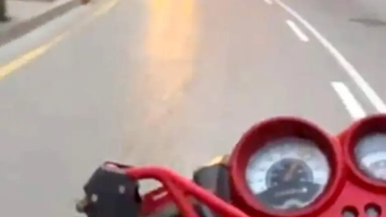 Carreras ilegales en ciclomotores.