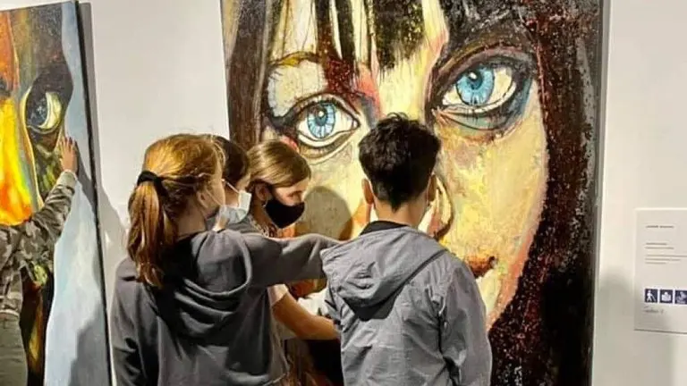 Los visitantes pueden tocar las obras.