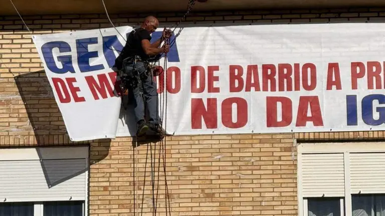Un momento de la retirada de la pancarta en Santander.