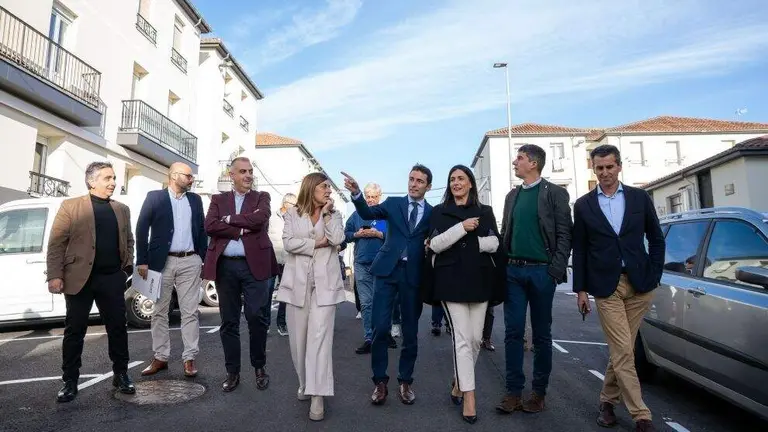 Las autoridades pol&iacute;ticas en la inauguraci&oacute;n del barrio de Santander.