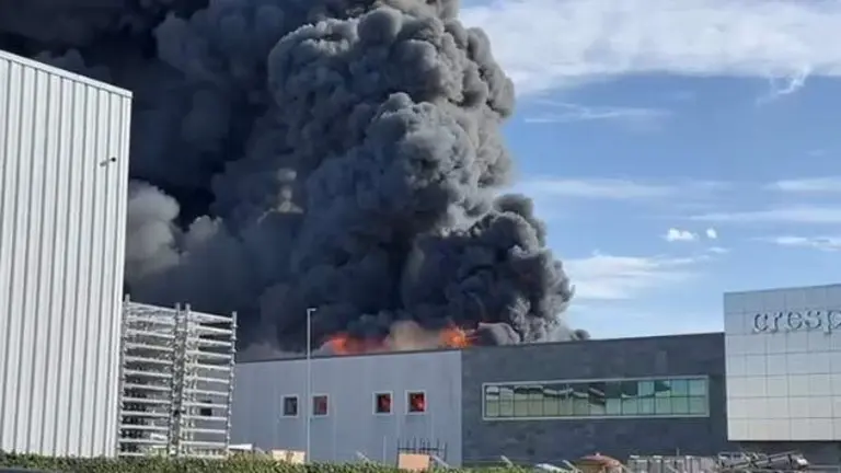 Incendio en Conservas Crespo, en Santoña.