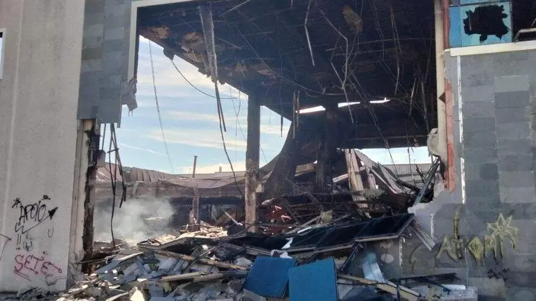 Fachada derrumbada de la conservera Crespo, en Santoña. R.A.