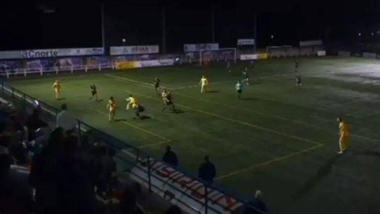 Una entrada del encuentro Ayrón-Gama.