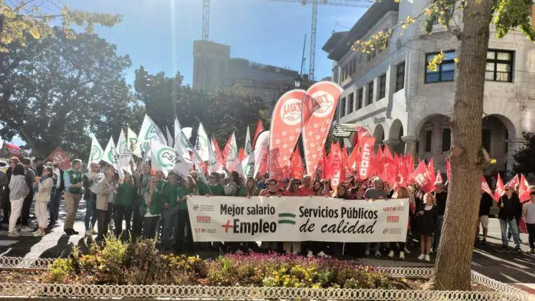 Sindicatos concentrados frente a la Delegación del Gobierno.