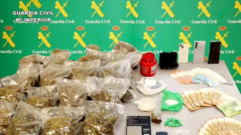 Material incautado por la Guardia Civil.