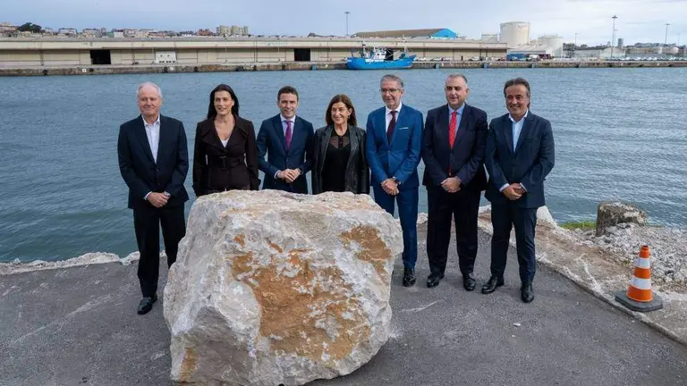Las autoridades pol&iacute;ticas en la colocaci&oacute;n de la primera piedra del nuevo muelle.