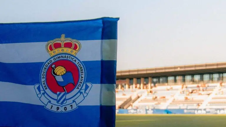 Bandera de la Gimnástica y su campo de fútbol.