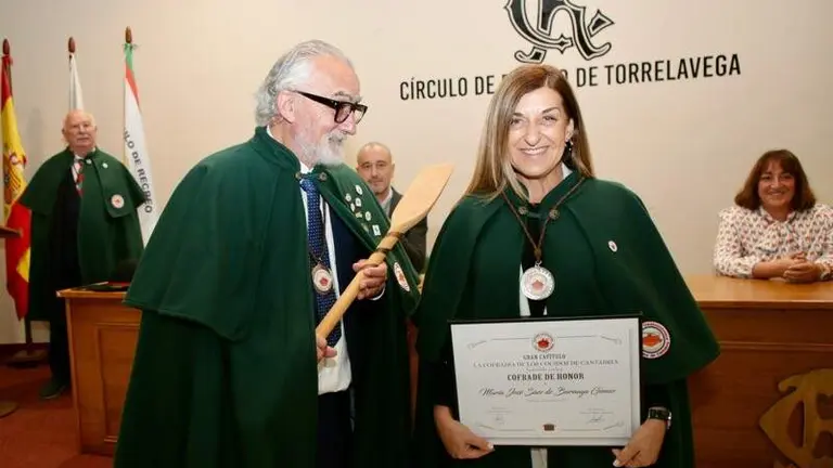 Un momento del nombramiento como cofrade de Honor de la Cofradía de los Cocidos.
