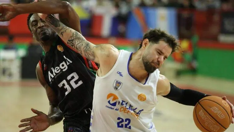 Un momento del partido de baloncesto.