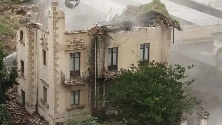 Demolición de Villa Mercedes en Laredo.