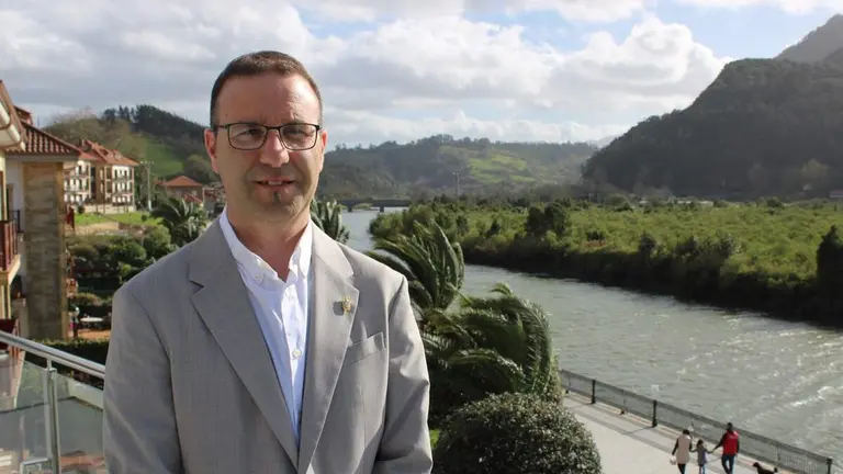 El portavoz del PSOE, César Canales, en Limpias.