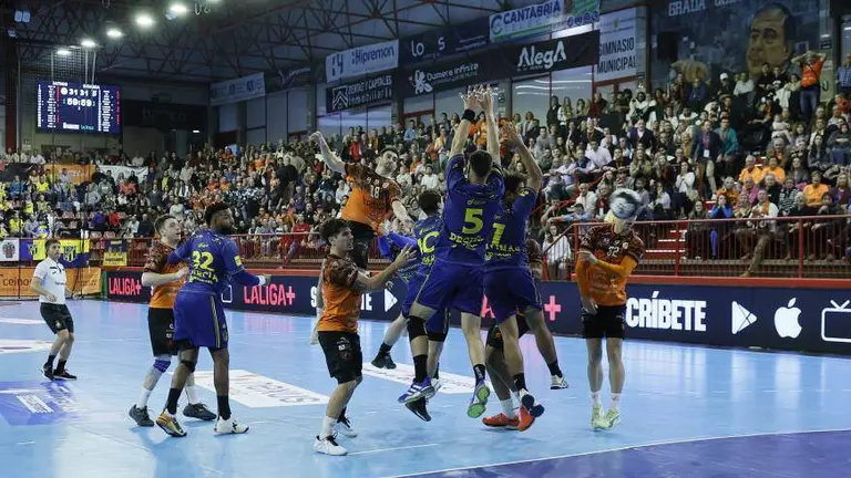 Una jugada del partido en el pabellón Vicente Trueba.