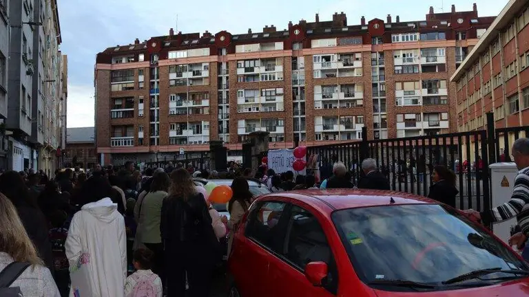 Concentraci&oacute;n frente al colegio en Santander.