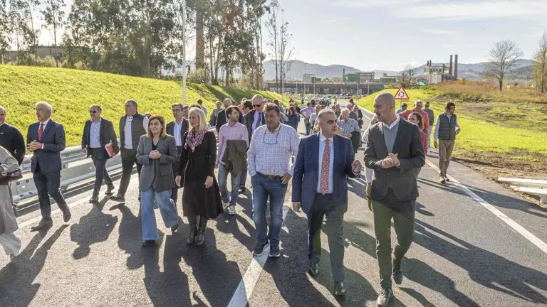Las autoridades políticas en un tramo de la nueva carretera.