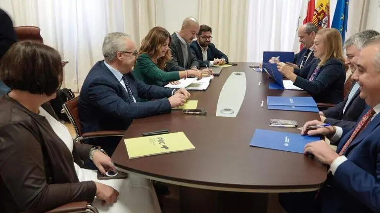 Asistentes del PRC y PP para debatir la aprobación del presupuesto regional de 2026.