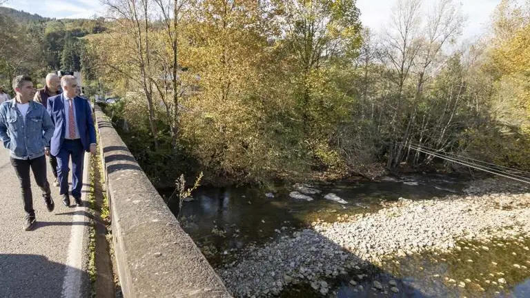 El consejero y los alcaldes comprobaron el estado del río Pas.