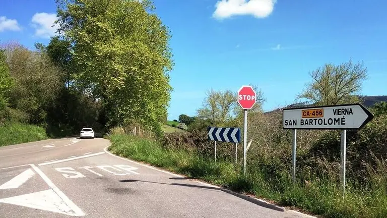 Carretera en el municipio de Meruelo. R.A.