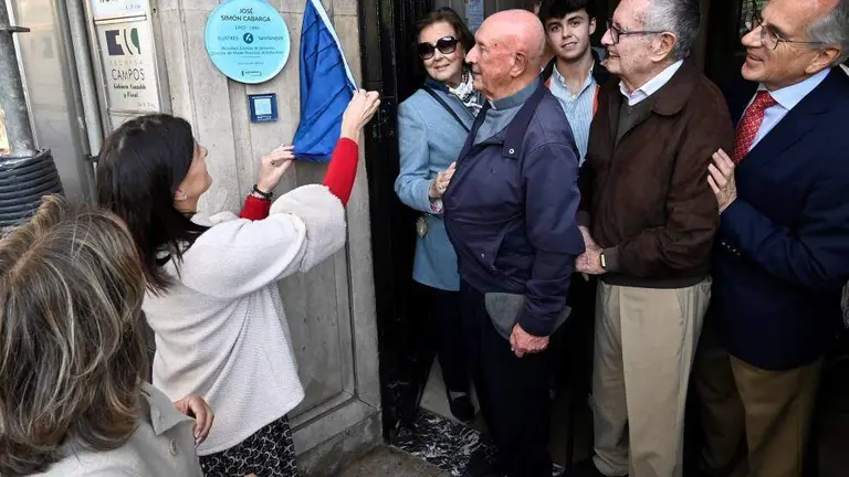 Homenaje a Simón Cabarga con el descubrimiento de la placa.