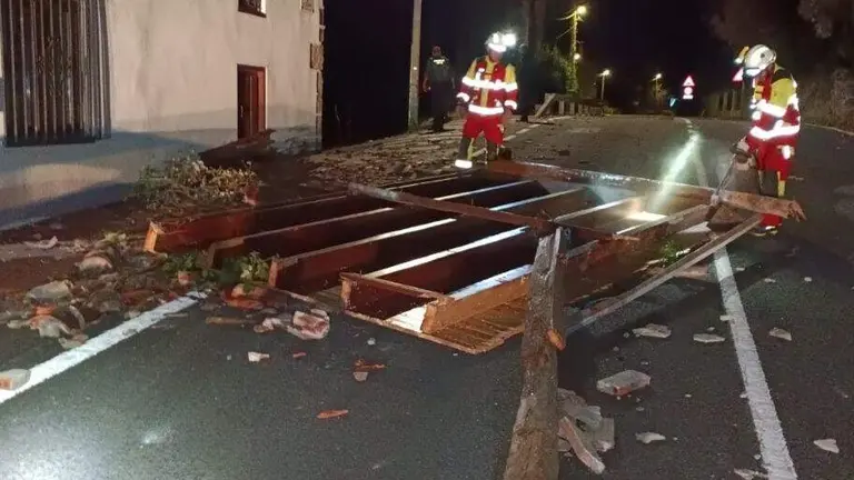 Un momento del desprendimiento y el estado de la carretera en Ruesga.