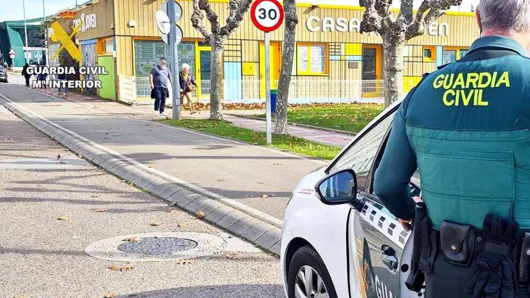 Patrulla de la Guardia Civil en Camargo.