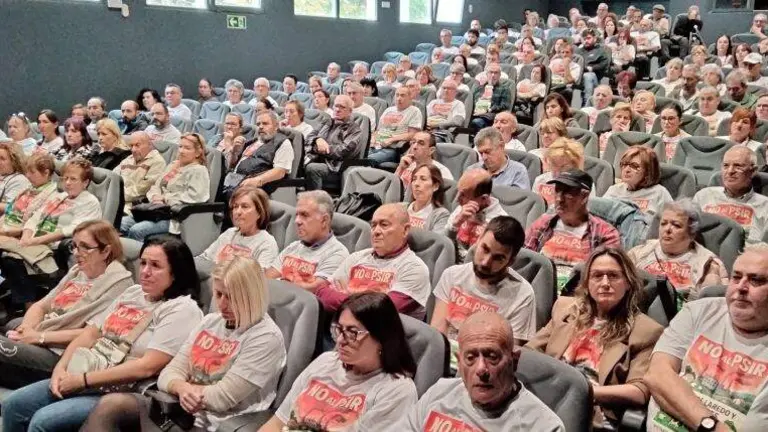 Asistentes a la asamblea de la Plataforma contra el PSIR de Laredo. R.A.