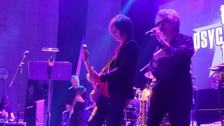 El vocal del grupo, a la derecha, sobre el escenario. R.A.