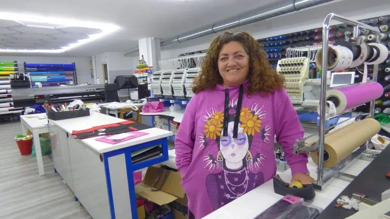 La presidenta de la Asociación Santoñesa de Comercio, Pili Abascal, en su negocio. R.A.