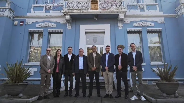 Asistentes a la comisión en el Ayuntamiento de Colindres.