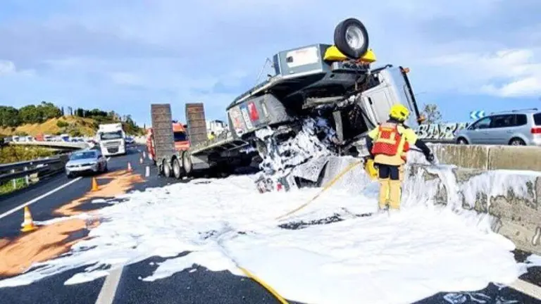Un momento del accidente del camión.
