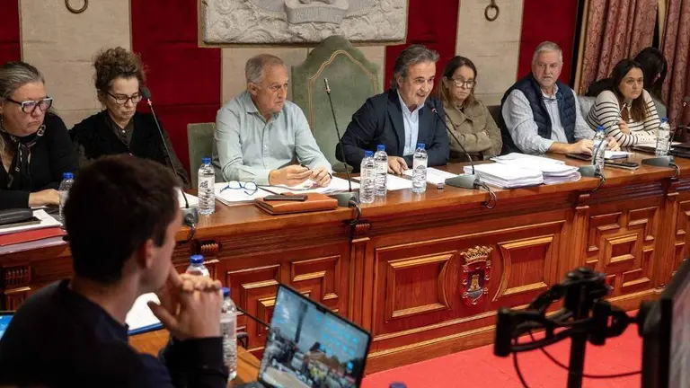 Concejales y el alcalde en el Pleno de Camargo.