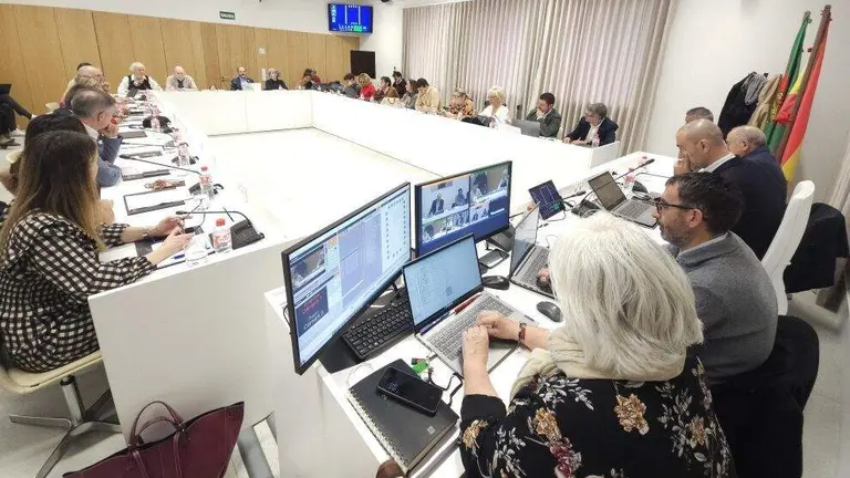 Concejales en el Pleno de Torrelavega.