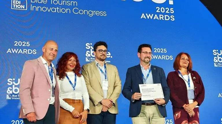 Colindres en el momento de recibir el premio en Almería.