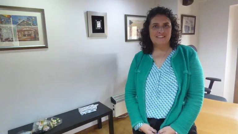 La alcaldesa de Cartes, Lorena Cueto (PSOE), en su despacho del Ayuntamiento. R.A.