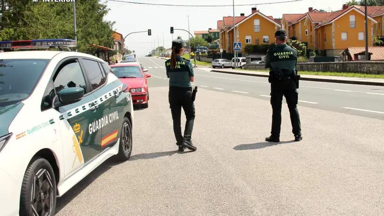 Patrulla de la Guardia Civil en Medio Cudeyo.