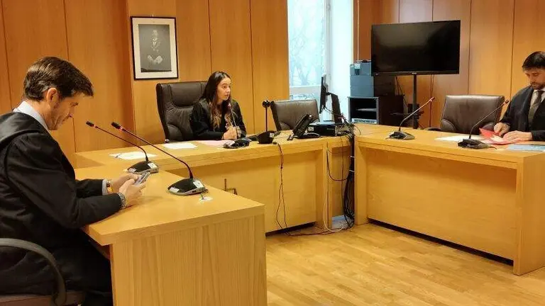 Los letrados y la magistrada en el acto de conciliaci&oacute;n. R.A.