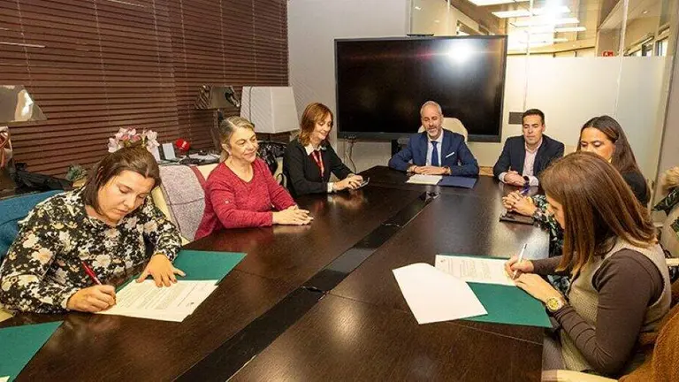 Acto de firma del convenio.