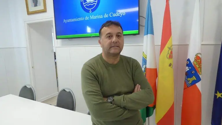 El alcalde de Marina de Cudeyo, Pedro Pérez (PSOE), en el salón de Plenos. R.A.