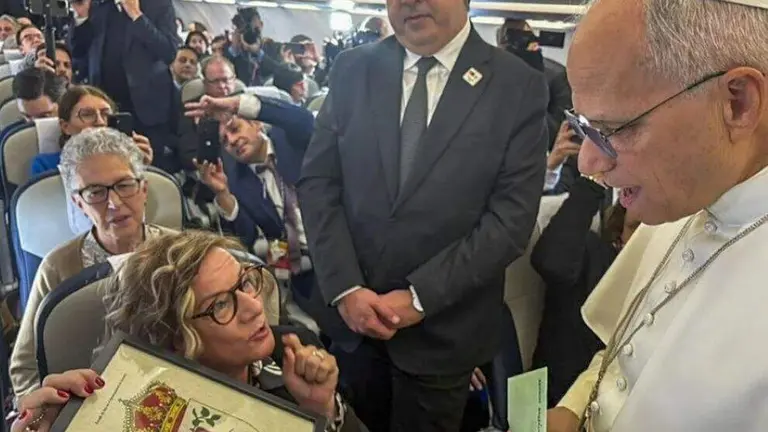 Un momento del viaje y el encuentro con los periodistas.