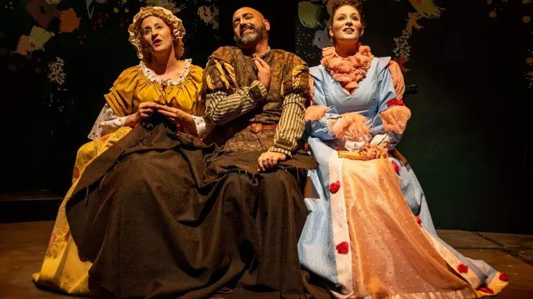 Un momento de la obra teatral 'Entre bobos anda el juego'