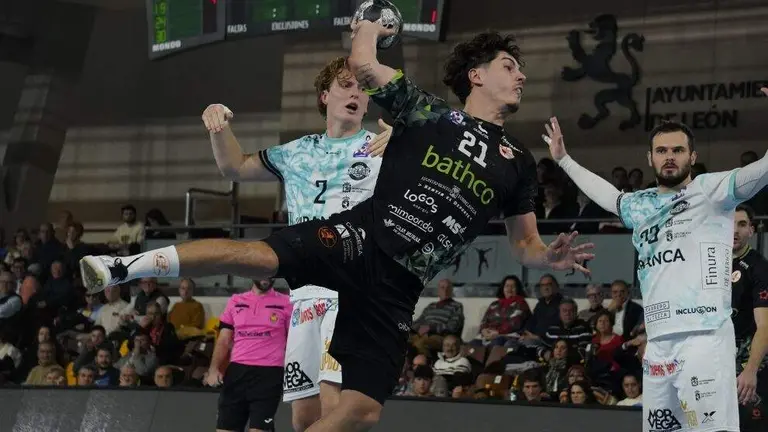 Un momento del partido en León.