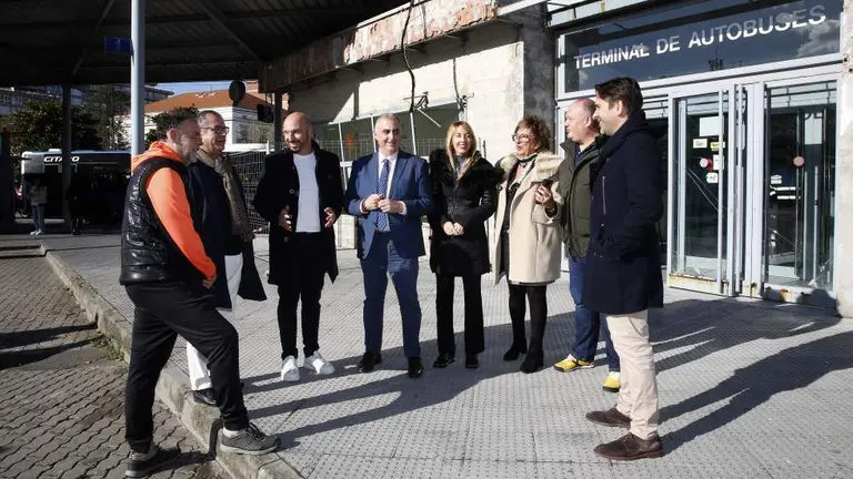 Las autoridades políticas en la terminal de autobuses de Laredo.