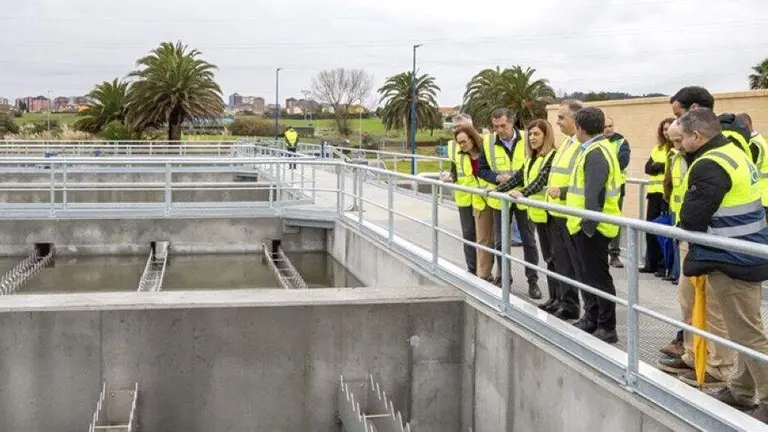 Las autoridades pol&iacute;ticas visitas la estaci&oacute;n depuradora.
