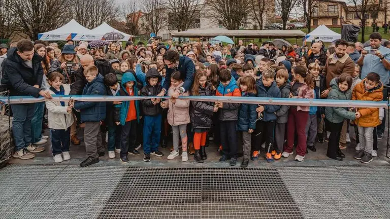 Un momento de la inauguraci&oacute;n del cargadero por los asistentes.
