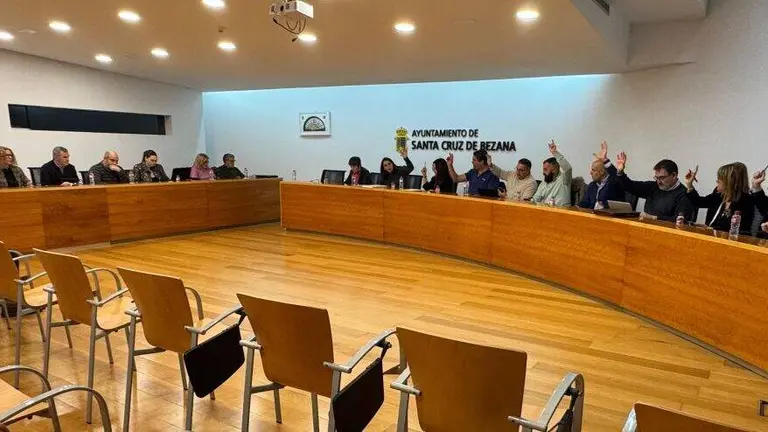 Los concejales en una votaci&oacute;n en el Pleno en Santa Cruz de Bezana.