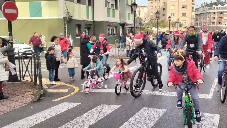 Participantes en la Biciclaus de Colindres. R.A.