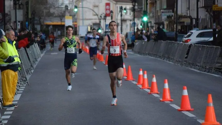 Atletas en la carrera.