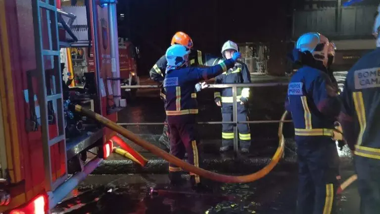 Los Bomberos en la extinci&oacute;n del incendio en Ferroatl&aacute;ntica.