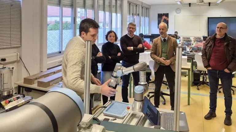 El consejero de Educaci&oacute;n visit&oacute; el instituto y conoci&oacute; las instalaciones.