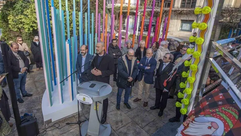 Acto de inauguraci&oacute;n de la escultura en la Plaza Peque&ntilde;eces.