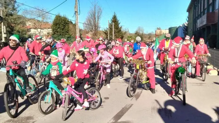 Salida de los ciclistas en Santa Mar&iacute;a de Cay&oacute;n. R.A.